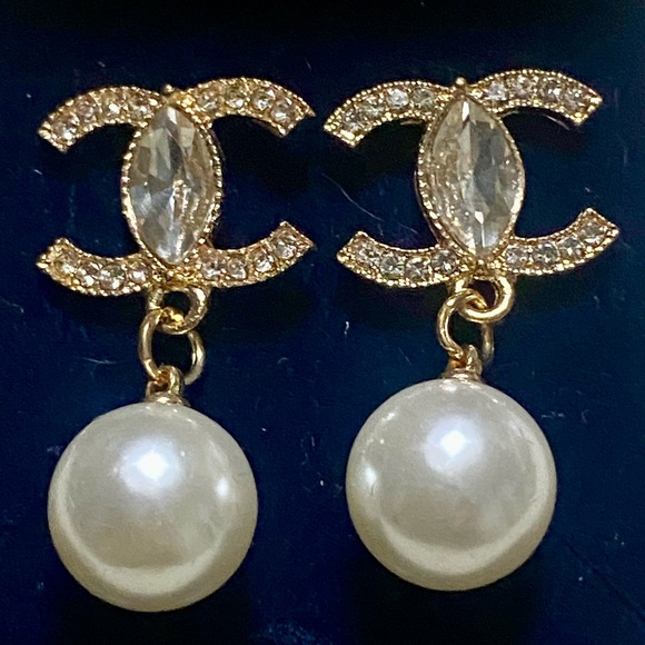 Elegant Gold and Pearl Earrings - Picture 11 of 16